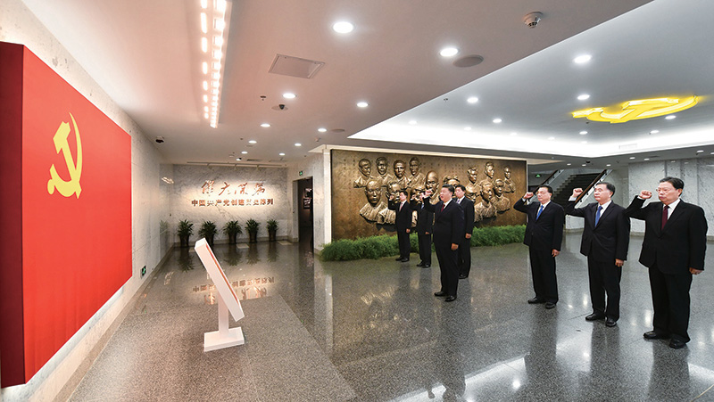 2017年10月31日，中共中央總書記、國(guó)家主席、中央軍委主席習(xí)近平帶領(lǐng)中共中央政治局常委李克強(qiáng)、栗戰(zhàn)書、汪洋、王滬寧、趙樂際、韓正，瞻仰上海中共一大會(huì)址和浙江嘉興南湖紅船。這是31日上午，在上海中共一大會(huì)址紀(jì)念館，習(xí)近平帶領(lǐng)其他中共中央政治局常委同志一起重溫入黨誓詞。 