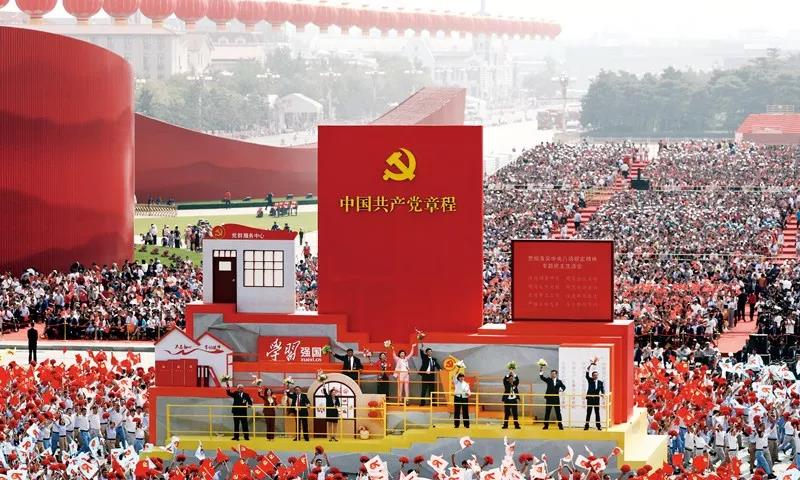 2019年10月1日上午，慶祝中華人民共和國成立70周年大會(huì)在北京天安門廣場隆重舉行。這是群眾游行中的“從嚴(yán)治黨”方陣。新華社記者 蘭紅光/攝