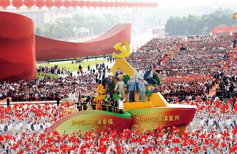 2019年10月1日上午，慶祝中華人民共和國成立70周年大會(huì)在北京天安門廣場隆重舉行。這是群眾游行中的“不忘初心”方陣。新華社記者 蘭紅光/攝