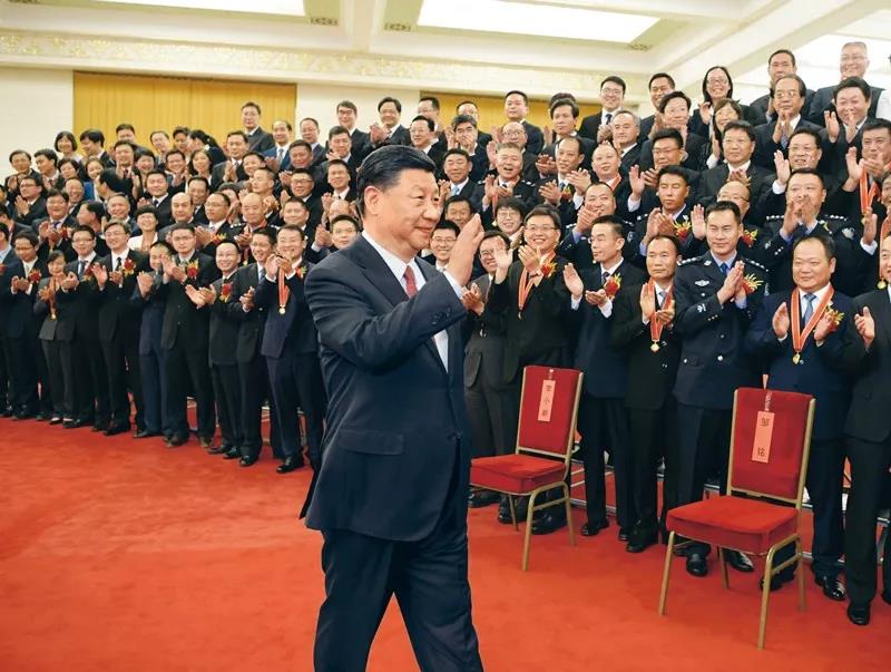 2019年6月25日，黨和國家領(lǐng)導(dǎo)人習(xí)近平、李克強(qiáng)、王滬寧等在北京人民大會(huì)堂會(huì)見第九屆全國“人民滿意的公務(wù)員”和“人民滿意的公務(wù)員集體”受表彰代表。新華社記者 李學(xué)仁/攝